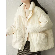 Winter 2021 Short White Duck Down Jacket Women's Stand Collar Large Pocket Zipper Rhombic Lattice Loose Comfortable Bread Jacket
Winter 2021 Short White Duck Down Jacket Women's Stand Collar Large Pocket Zipper Rhombic Lattice Loose Comfortable Bread Jacket