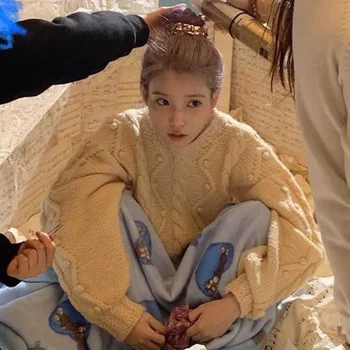 kpop IU Lee Ji Eun same lady Retro style wild fashion sweet O-neck sweater women winter street warm knitted long sleeve sweaters 
kpop IU Lee Ji Eun same lady Retro style wild fashion sweet O-neck sweater women winter street warm knitted long sleeve sweaters