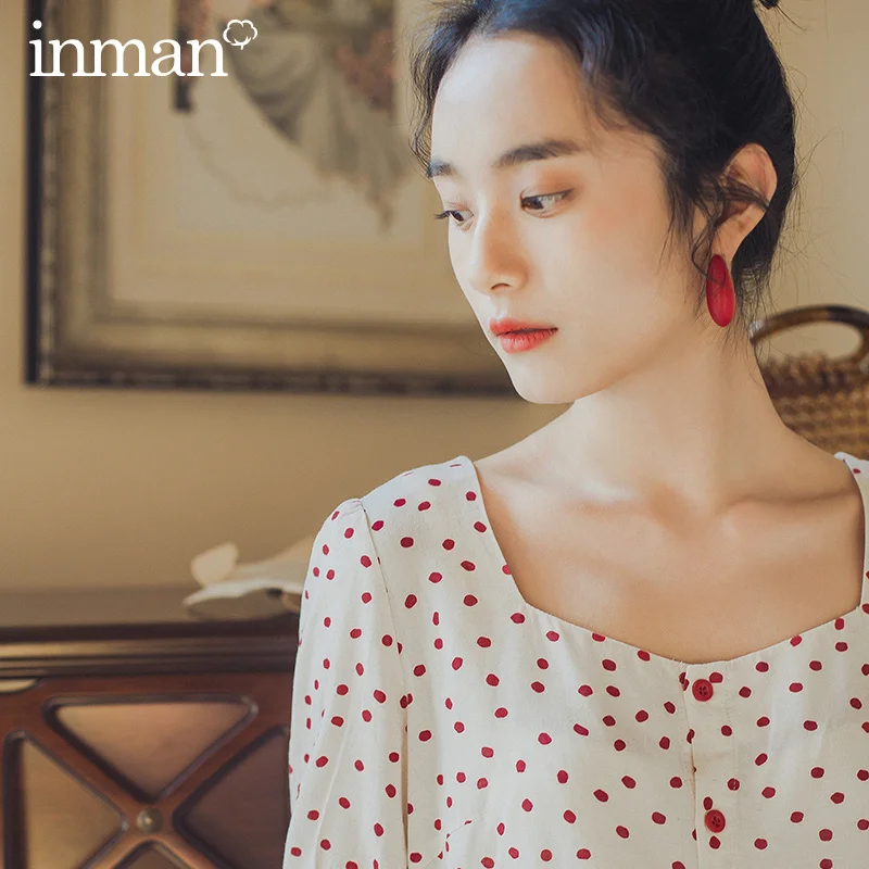 INMAN Vintage Artsy Style 2020 Summer New Arrival Palace Trend Square Collar Contrast Color Polka Dot Blouse
INMAN Vintage Artsy Style 2020 Summer New Arrival Palace Trend Square Collar Contrast Color Polka Dot Blouse