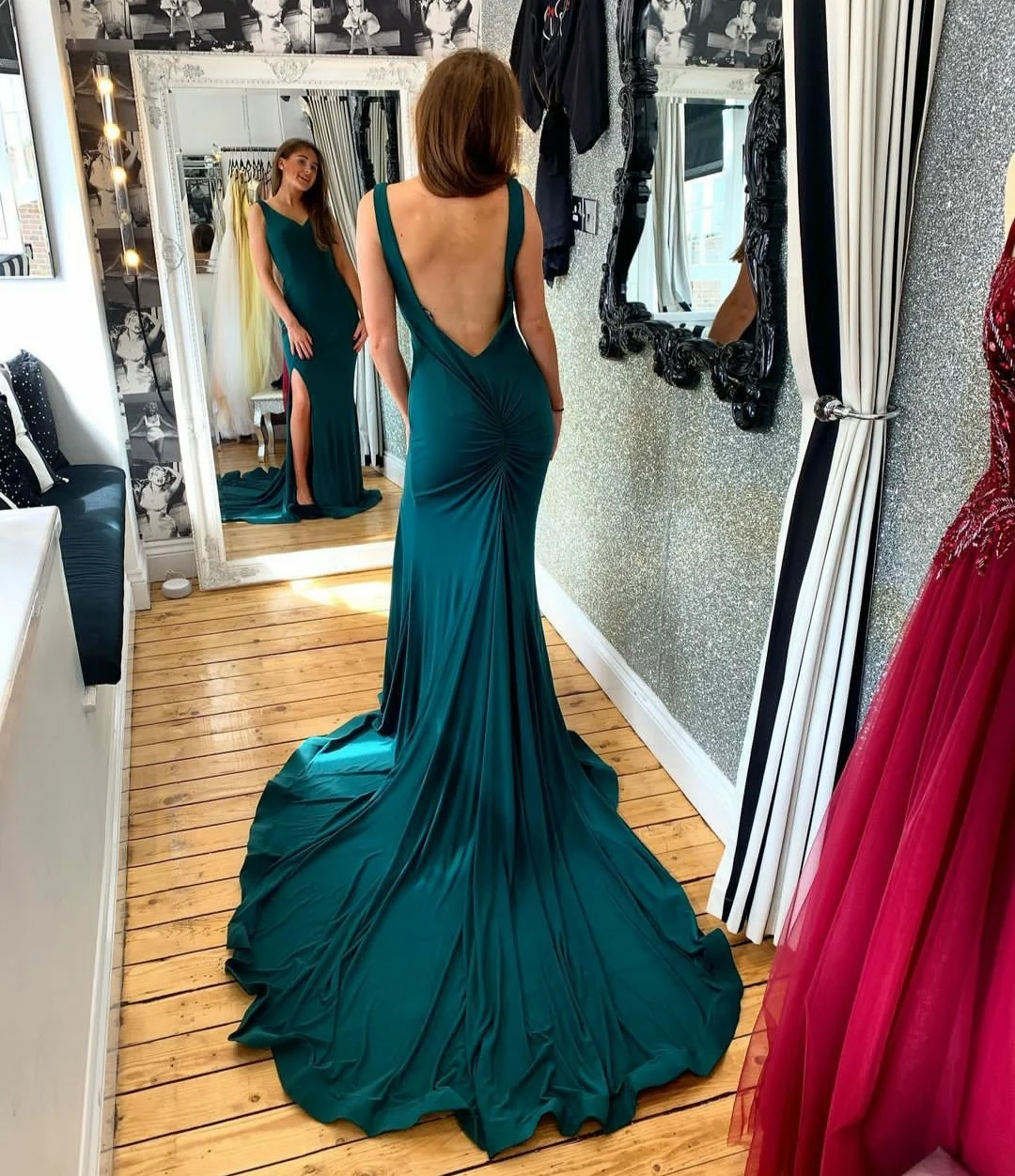 Sexy Long V-Neck Satin Pleated Prom Dresses Sweep Train Open Back Green Abendkleider Robes de Soirée for Women
Sexy Long V-Neck Satin Pleated Prom Dresses Sweep Train Open Back Green Abendkleider Robes de Soirée for Women