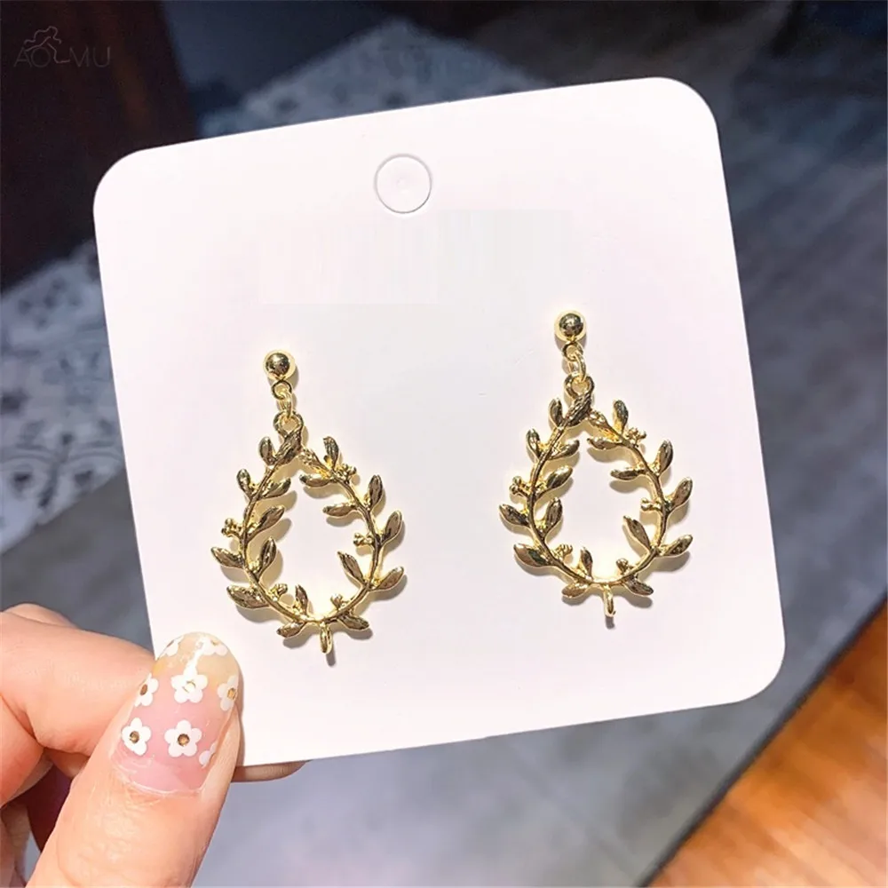 AOMU Creative Summer Matte Metal Gold Hollow Irregular Leaves Drop Earrings for Women Birthday Gift Party Jewelry Pendant
AOMU Creative Summer Matte Metal Gold Hollow Irregular Leaves Drop Earrings for Women Birthday Gift Party Jewelry Pendant