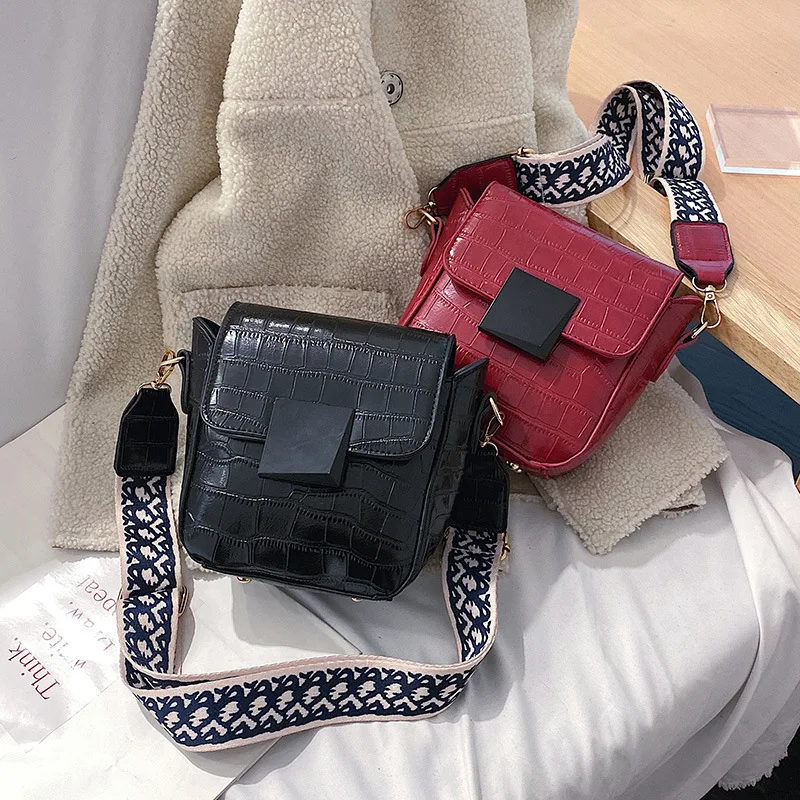 Small bag woman 2020 new Korean version of the retro lady slant bag wide shoulder strap one-shoulder fashion small square bag
Small bag woman 2020 new Korean version of the retro lady slant bag wide shoulder strap one-shoulder fashion small square bag