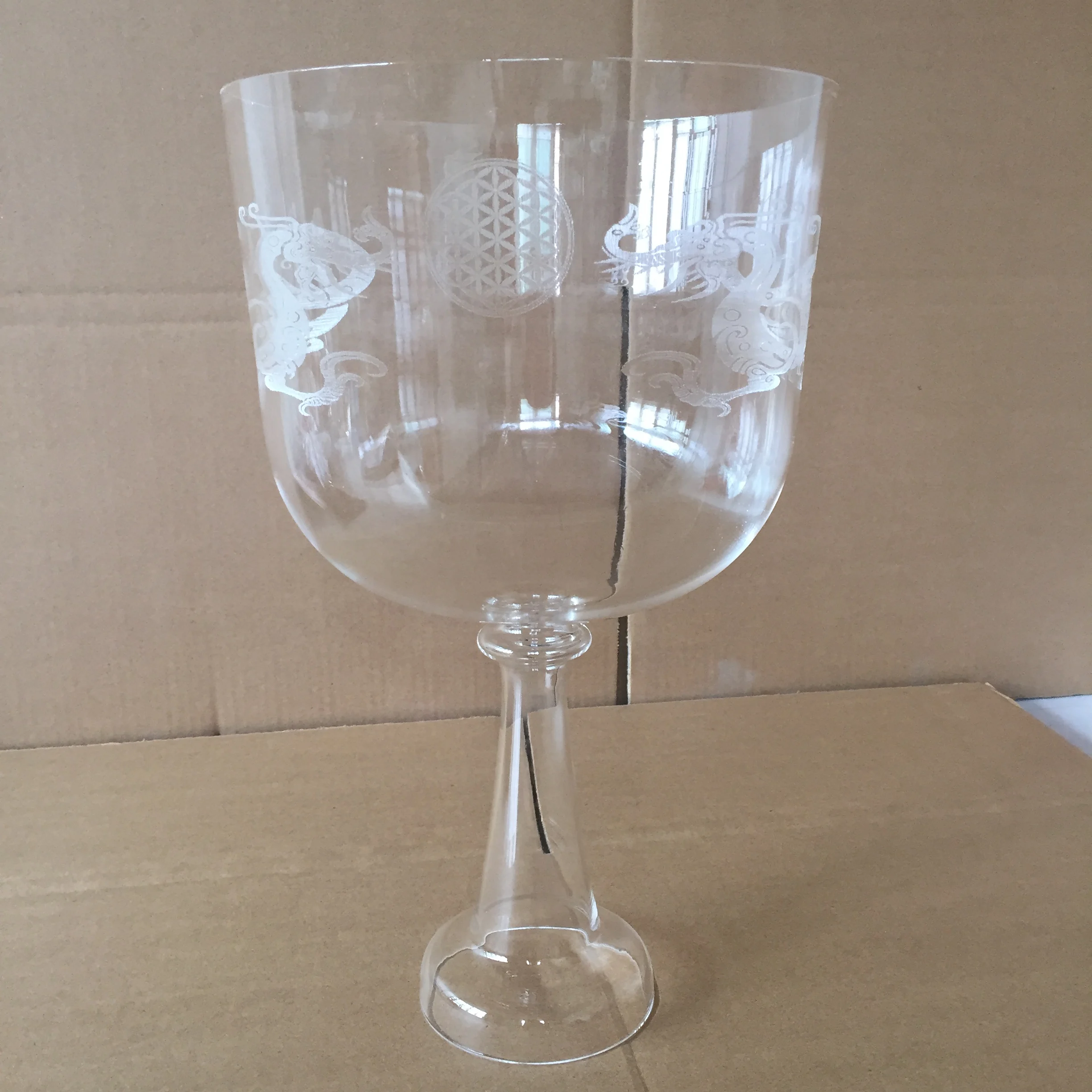 Clear Crystal singing chalice 3rd perfect A note Third eye chakra with "China dragons" & "Flower of life" standard 432HZ.
Clear Crystal singing chalice 3rd perfect A note Third eye chakra with "China dragons" & "Flower of life" standard 432HZ.