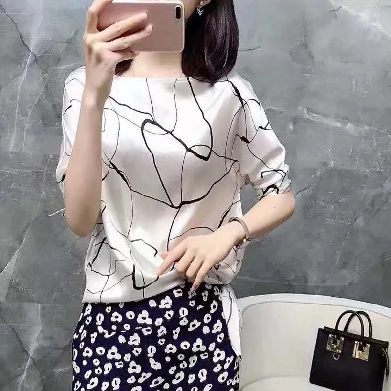 European 2020 Summer New Graceful Retro Women's Silk Top Western Style Slim Ladies Temperament Short-Sleeved Shirt 
European 2020 Summer New Graceful Retro Women's Silk Top Western Style Slim Ladies Temperament Short-Sleeved Shirt