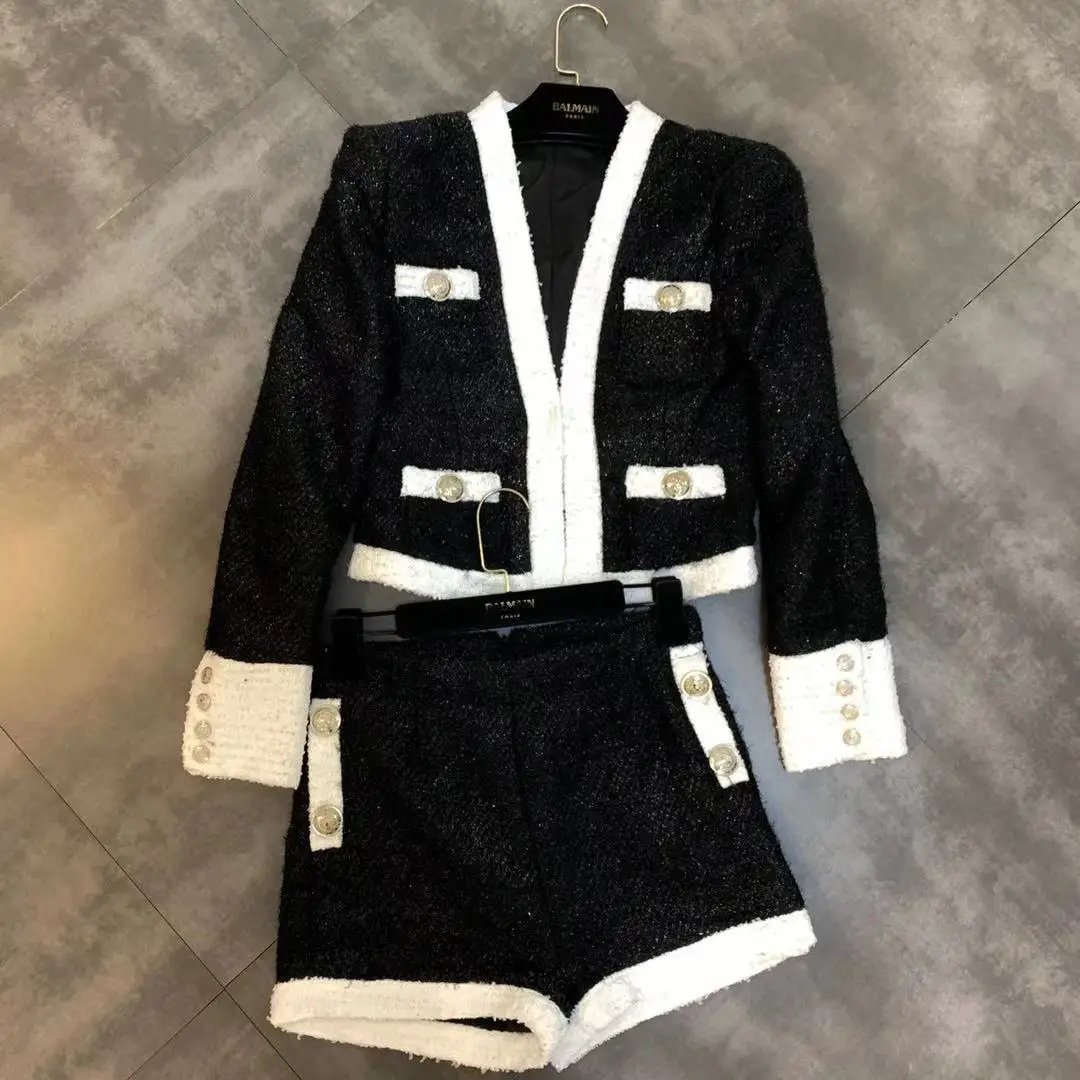 2019 early autumn new black and white color matching crystal crystal jacket with shorts two-piece suit
2019 early autumn new black and white color matching crystal crystal jacket with shorts two-piece suit