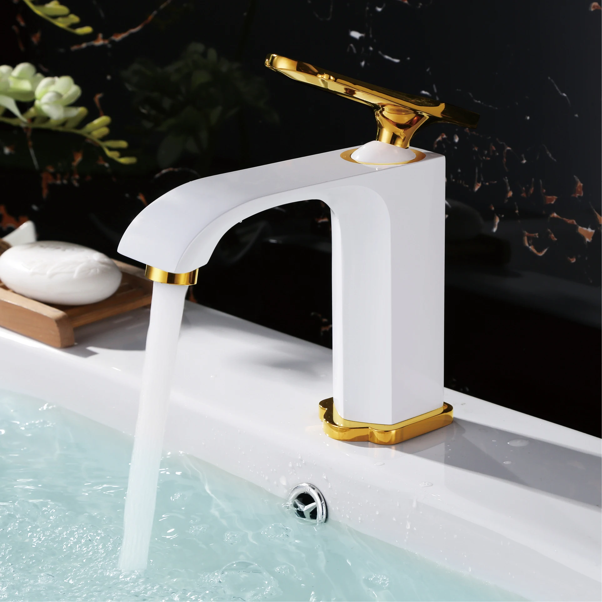 High Quality Brass bathroom sink faucet Low style single hole single handle cold hot water basin mixer faucet luxury bath tap
High Quality Brass bathroom sink faucet Low style single hole single handle cold hot water basin mixer faucet luxury bath tap
