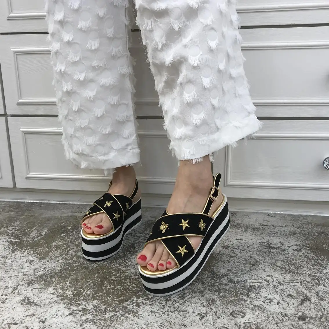 2019 Summer New Style Europe And America Small Bee Sandals Thick Bottomed Casual Platform Shoes Female Student Summer Versatile