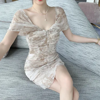 2020 Summer new sexy shoulder chiffon waist pleated dress women's printed hip skirt
2020 Summer new sexy shoulder chiffon waist pleated dress women's printed hip skirt