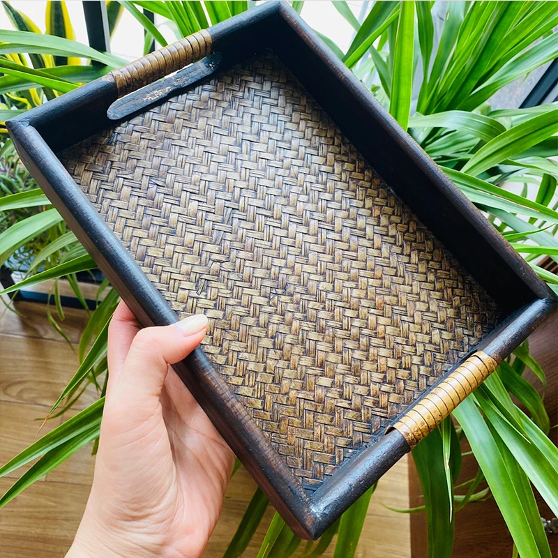 Прямоугольный деревянный поднос ручной работы в античном стиле с вырезами и дном из ротанга
Прямоугольный деревянный поднос ручной работы в античном стиле с вырезами и дном из ротанга