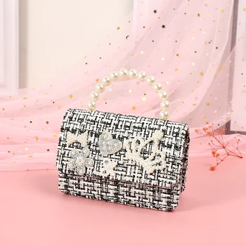 Fashionable and elegant Mini Portable Pearl Accessories oblique across the chain Zero bag Little Princess cute bag
Fashionable and elegant Mini Portable Pearl Accessories oblique across the chain Zero bag Little Princess cute bag