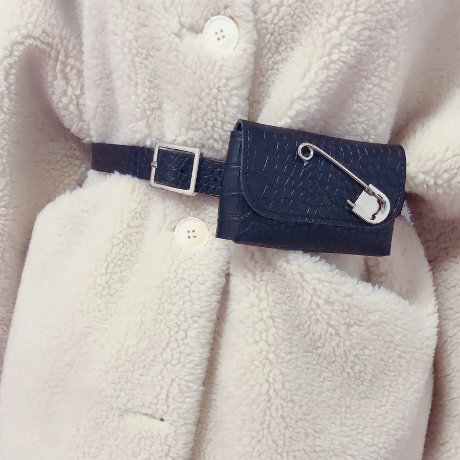 Women Waist Bag Brooch Crocodile Pattern Leather Fanny Pack Retro Designer Waist Pack Bum Bag Waterproof Female Purse Money Bag 
Women Waist Bag Brooch Crocodile Pattern Leather Fanny Pack Retro Designer Waist Pack Bum Bag Waterproof Female Purse Money Bag