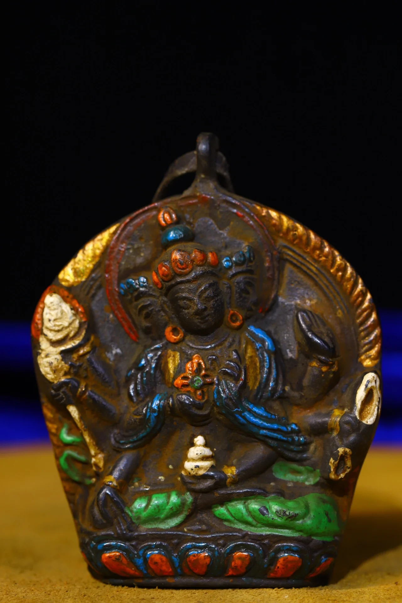 3"Tibetan Temple Collection Old Bronze Painted Three heads Eight arms Guanyin Bodhisattva Tag Amulet Pendant amulet Exorcism
3"Tibetan Temple Collection Old Bronze Painted Three heads Eight arms Guanyin Bodhisattva Tag Amulet Pendant amulet Exorcism