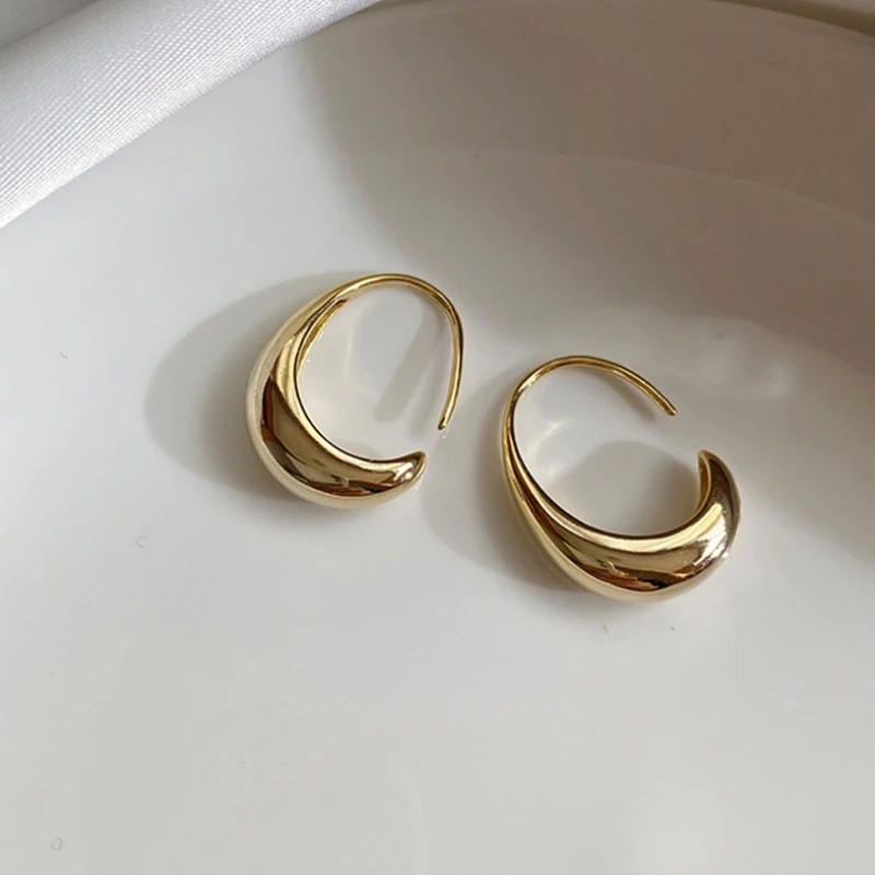 Женские массивные золотистые серьги-кольца в форме капли воды минималистичные