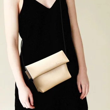 Hong Kong style spring bag female new simple leather mini slung versatile literary art retro retro square bag
Hong Kong style spring bag female new simple leather mini slung versatile literary art retro retro square bag
