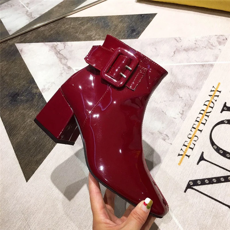 2019 Winter New Luxury Women Patent Leather Ankle Boots Designer Mudium High Block Heels Goth Boots Square Toe Red Martin Boots
2019 Winter New Luxury Women Patent Leather Ankle Boots Designer Mudium High Block Heels Goth Boots Square Toe Red Martin Boots