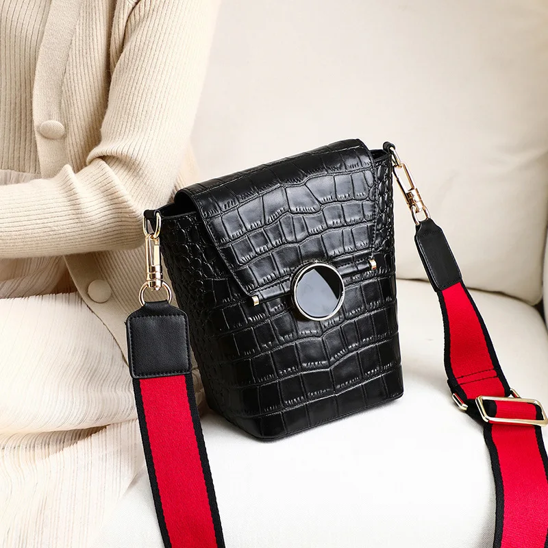 Bag 2020 Broadband Oblique Satchel Ins Bucket Package Female Genuine Leather Crocodile Grain Single Shoulder
Bag 2020 Broadband Oblique Satchel Ins Bucket Package Female Genuine Leather Crocodile Grain Single Shoulder