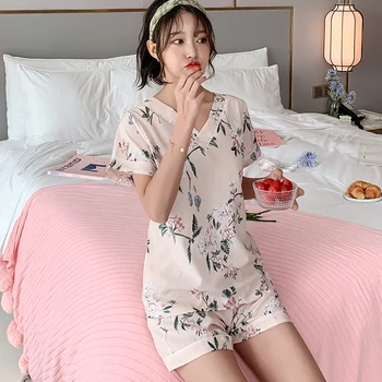 V-neck Style 2020 WAVMIT Short Sleeve Pajamas Silk Set 2Pcs Set Women Sleepwear Sexy Homewear for Women Pyjamas Set Short Pant
V-neck Style 2020 WAVMIT Short Sleeve Pajamas Silk Set 2Pcs Set Women Sleepwear Sexy Homewear for Women Pyjamas Set Short Pant