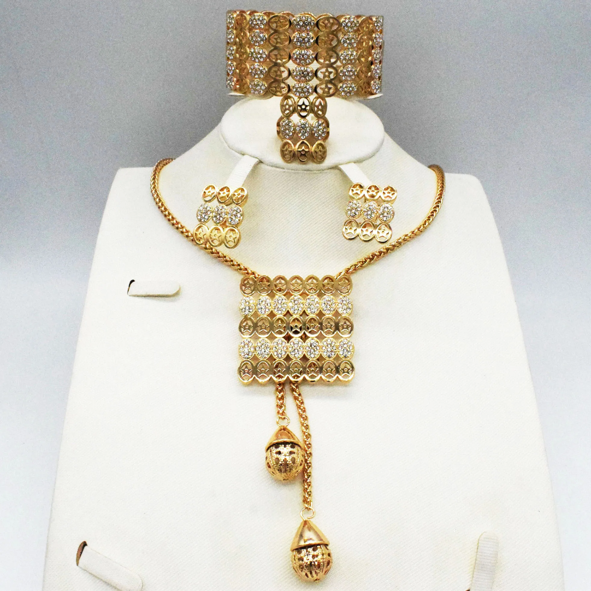 Bridal gift fashion high quality African jewelry set female necklace earrings bracelet travel gold jewelry set
Bridal gift fashion high quality African jewelry set female necklace earrings bracelet travel gold jewelry set