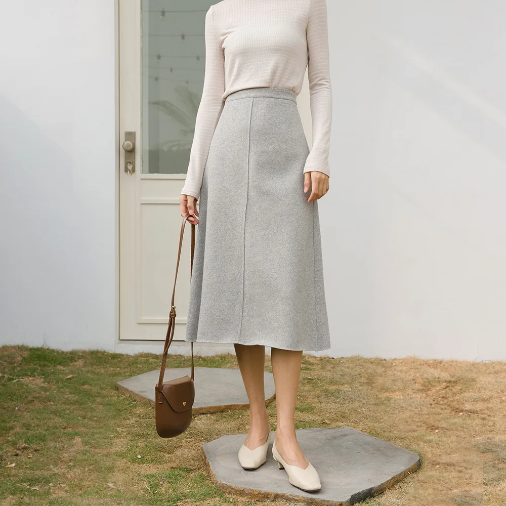 Autumn and winter new simple high waist solid color wool stitching A word skirt female
Autumn and winter new simple high waist solid color wool stitching A word skirt female