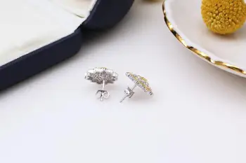 925 sterling silver inlaid with 5A zircon fashion unique stud earrings 
925 sterling silver inlaid with 5A zircon fashion unique stud earrings