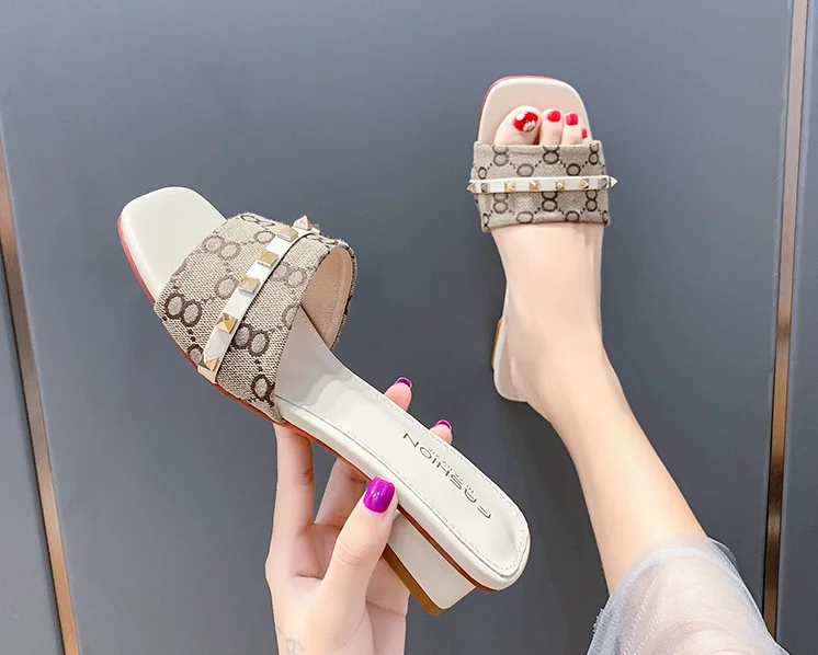 Women slippers 2020 summer fashion flat flip flops sandals Thick heel open toe women shoes Stamped letters femmes bottes 
Women slippers 2020 summer fashion flat flip flops sandals Thick heel open toe women shoes Stamped letters femmes bottes
