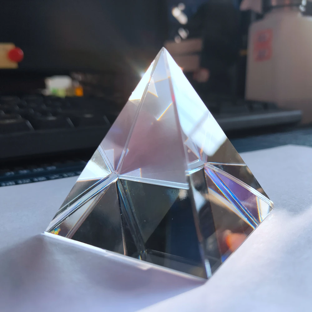 Женская прямоугольная пирамида из оптического стекла высотой 40 мм|Призмы| |