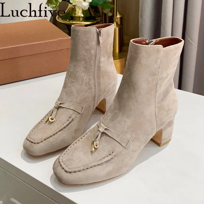 Real Suede Leather Ankle Boots Woman tassels Metal Lock button Designer brand Shoes Women 2020 Winter New Woman Short Boots
Real Suede Leather Ankle Boots Woman tassels Metal Lock button Designer brand Shoes Women 2020 Winter New Woman Short Boots
