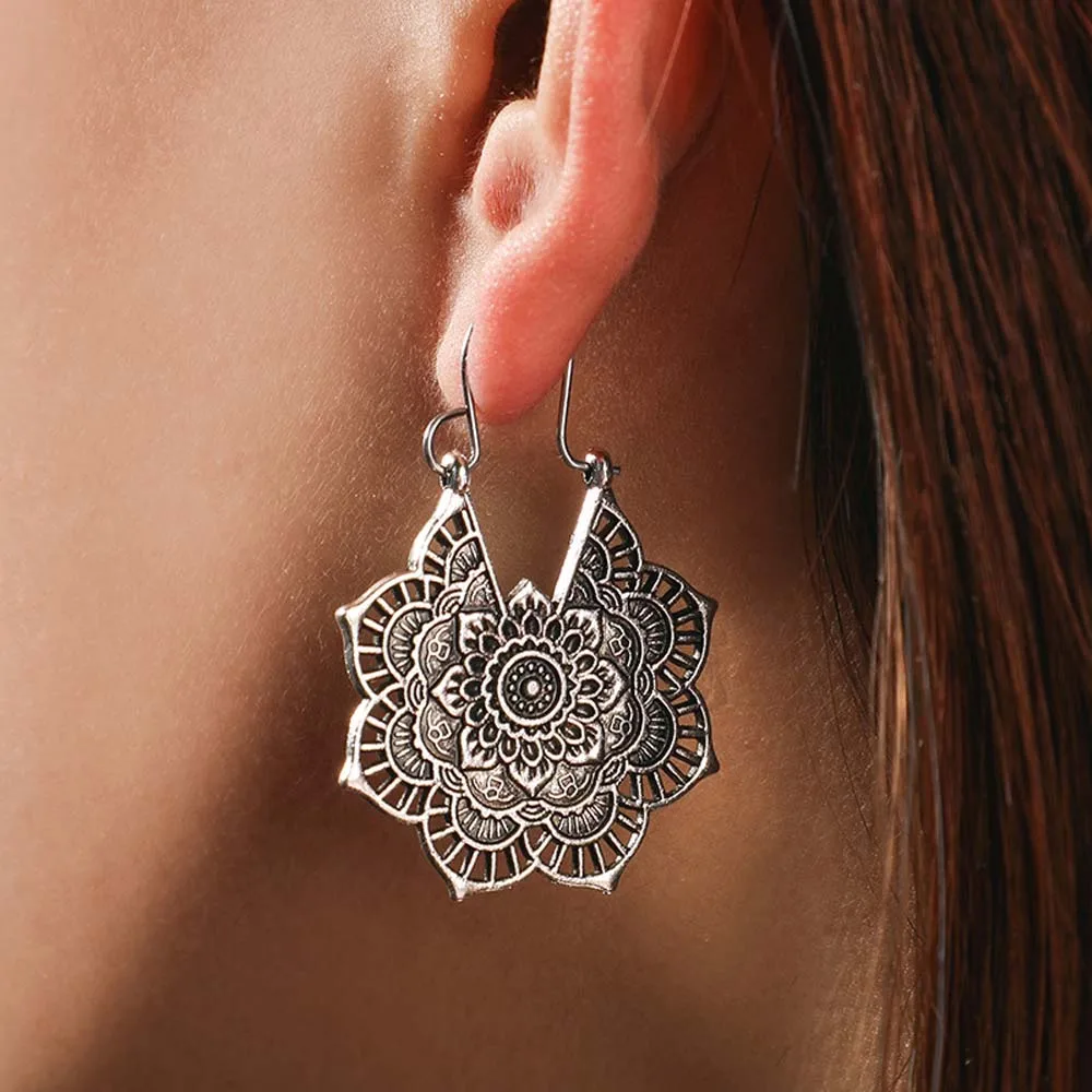 1Pair Earrings Retro Creative Bohemian National Wind Carved Geometric Hollow Flower Alloy Earrings Jewelry Ornaments Accessories 
1Pair Earrings Retro Creative Bohemian National Wind Carved Geometric Hollow Flower Alloy Earrings Jewelry Ornaments Accessories