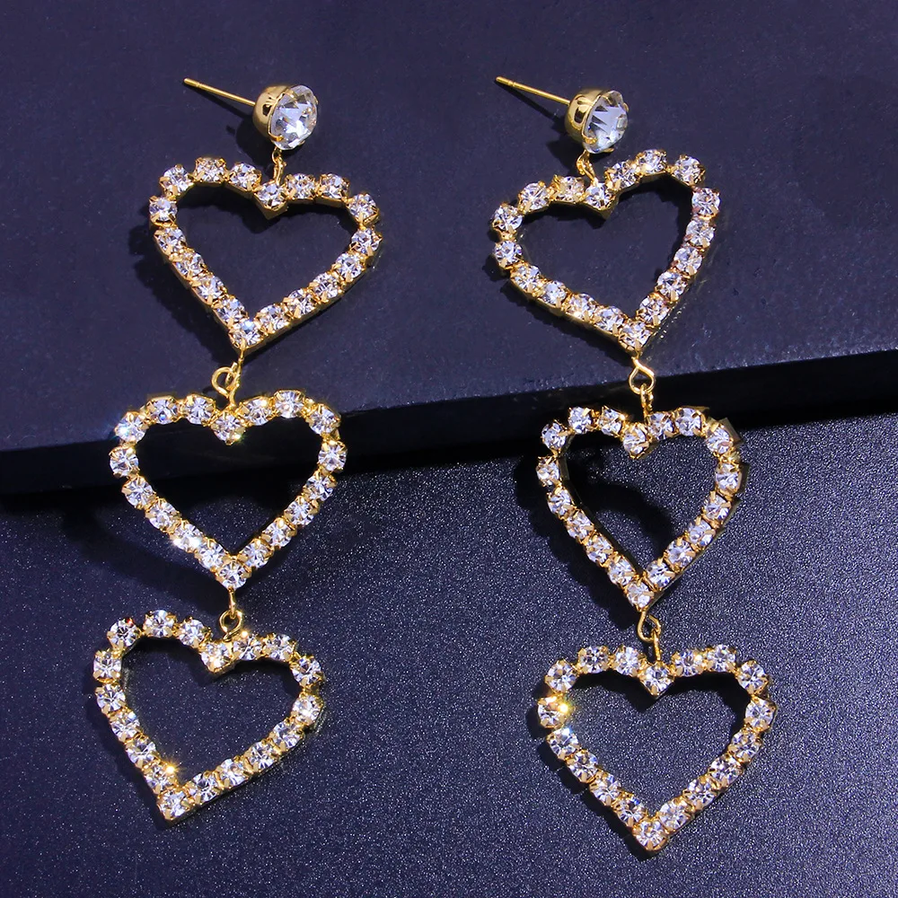 حلق على شكل قلوب مزينة بالكريستال حلق على شكل قلوب مزينة بالكريستال