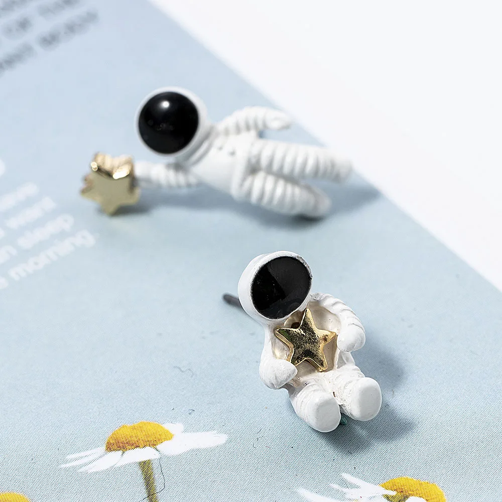 Cute Star Astronauts Stud Earrings Fashion Ladies Space Small Man Pentagram Contracted Earring Valentines Day Gift for Boyfriend
Cute Star Astronauts Stud Earrings Fashion Ladies Space Small Man Pentagram Contracted Earring Valentines Day Gift for Boyfriend
