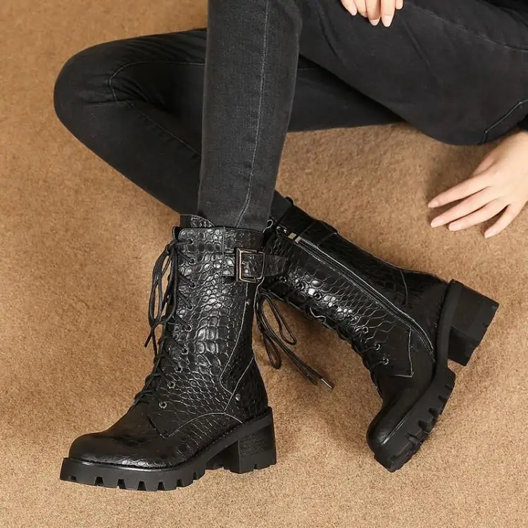 Qiu dong Martin boots bottom of the thick with lace-up boots with female head layer cowhide leather round head is 5.5 cm
Qiu dong Martin boots bottom of the thick with lace-up boots with female head layer cowhide leather round head is 5.5 cm