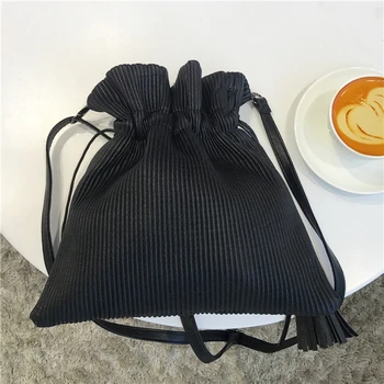 Dark new versatile simple bucket bag tassel beam pleated shoulder bag retro Messenger bag
Dark new versatile simple bucket bag tassel beam pleated shoulder bag retro Messenger bag
