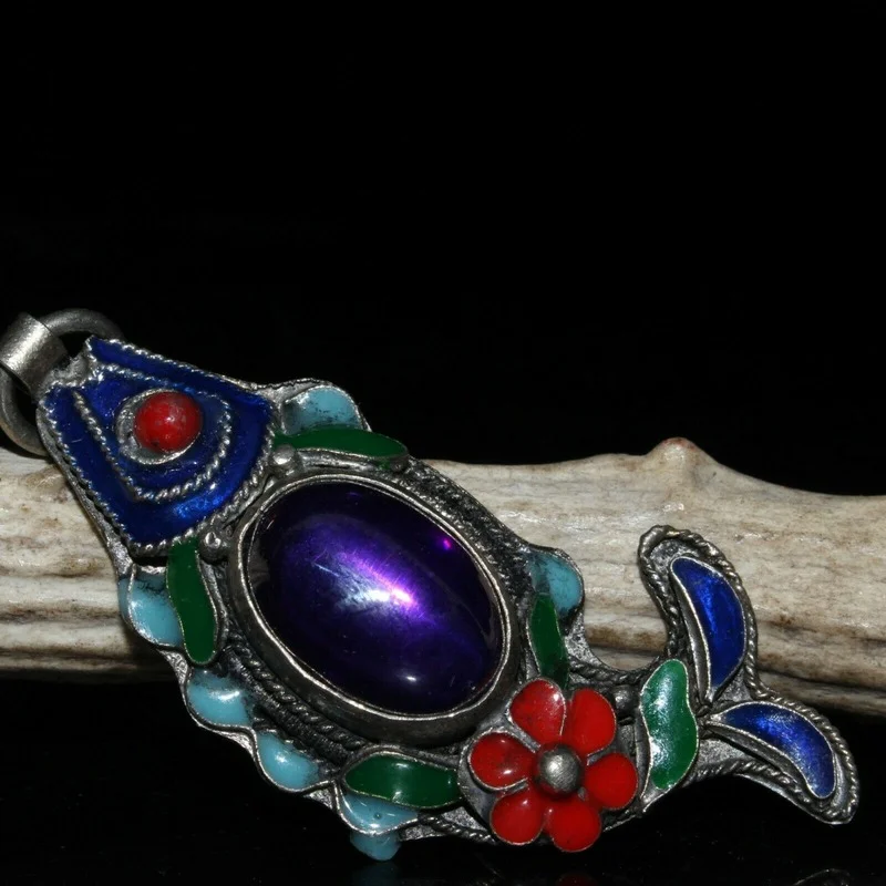 Chinese Old Craft Made Old Tibetan Silver Cloisonne Inlaid Zircon Pendant for Women Men Fashion Accessories A01
Chinese Old Craft Made Old Tibetan Silver Cloisonne Inlaid Zircon Pendant for Women Men Fashion Accessories A01