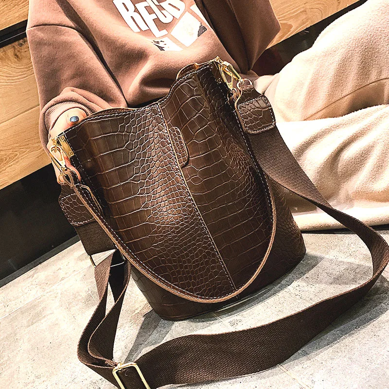 Bag women's 2019 new messenger bag hand-held single shoulder bag all kinds of bucket bag crocodile pattern PU leather bag
Bag women's 2019 new messenger bag hand-held single shoulder bag all kinds of bucket bag crocodile pattern PU leather bag