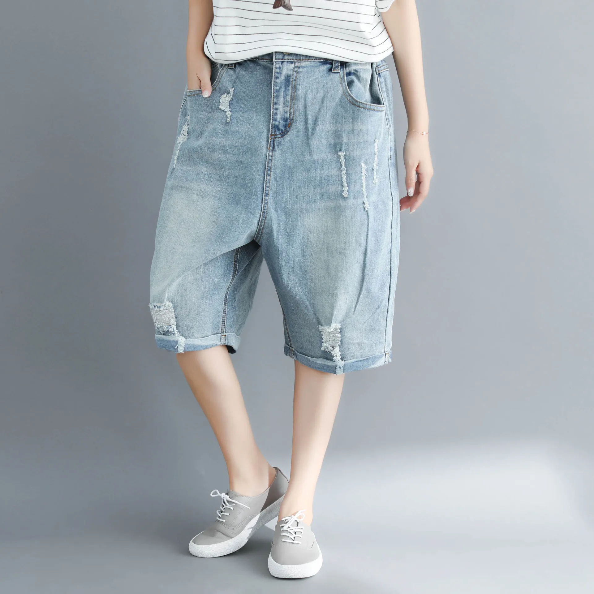 Фото Женские рваные джинсовые шорты свободные больших размеров до локтя с дырками