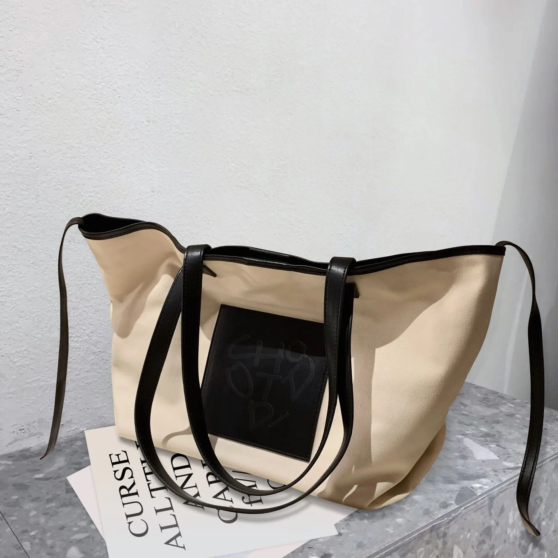 2021 new ladies tote bag large capacity casual portable shoulder bag canvas bag trend 
2021 new ladies tote bag large capacity casual portable shoulder bag canvas bag trend
