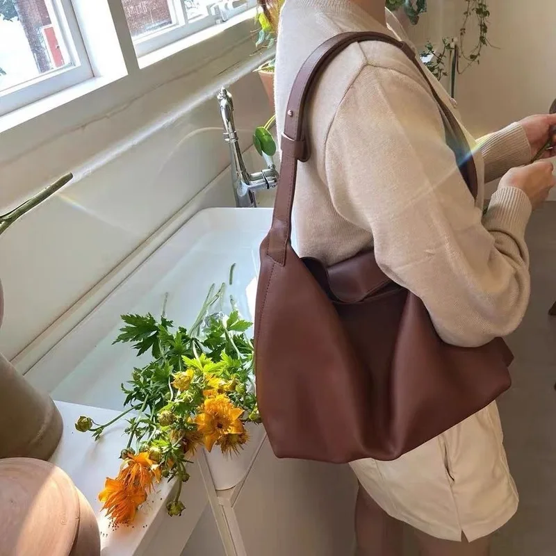 2020 new Korean version of retro texture large capacity single shoulder messenger bag women lazy style tote bag underarm bag
2020 new Korean version of retro texture large capacity single shoulder messenger bag women lazy style tote bag underarm bag