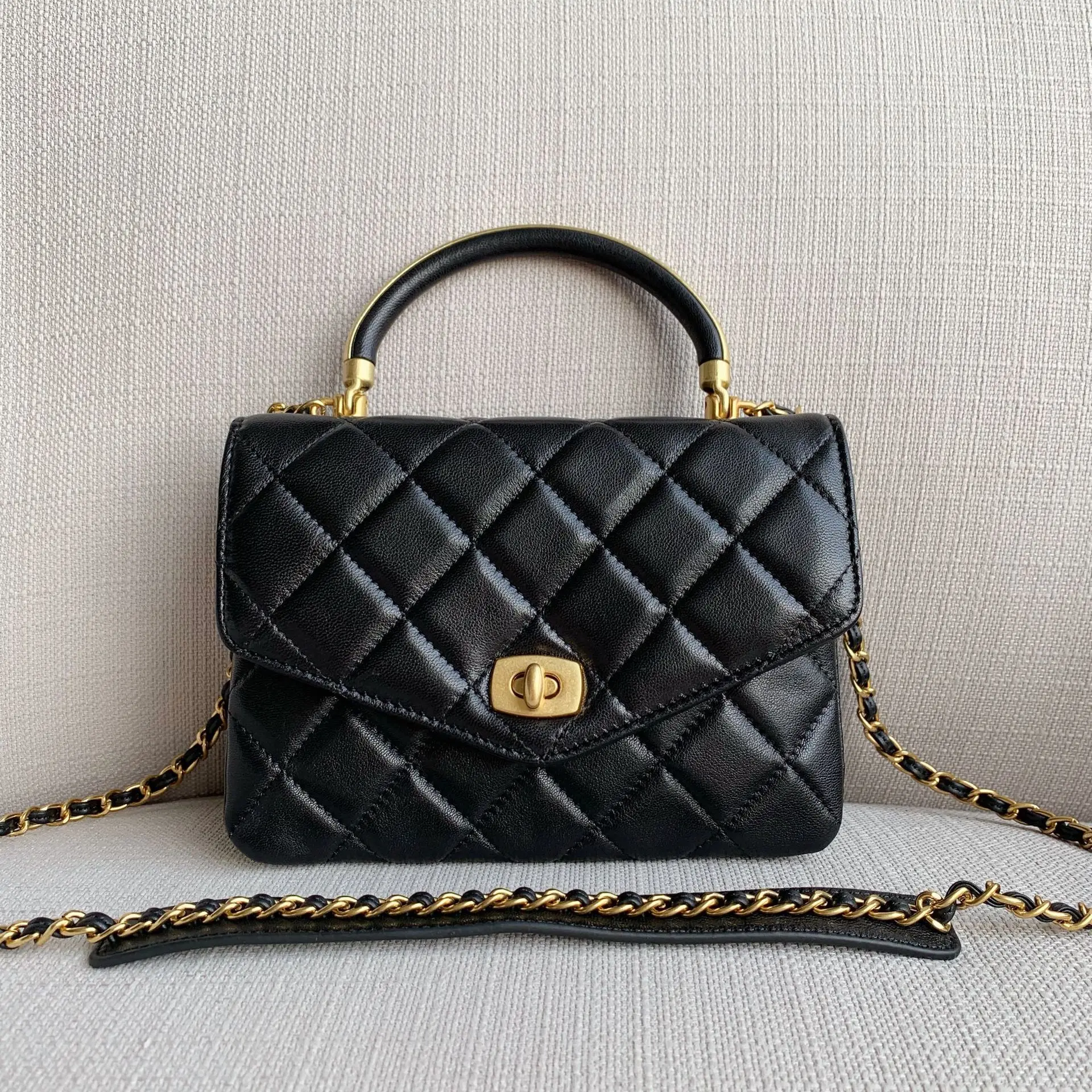 New Type of Diamond Chain Handle Accordion Bag for Ladies with One Shoulder Slanting Handbag and Leather Bag for Ladies In 2019
New Type of Diamond Chain Handle Accordion Bag for Ladies with One Shoulder Slanting Handbag and Leather Bag for Ladies In 2019