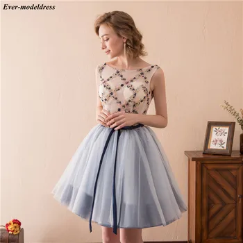 Short Prom Dresses 2020 Lace O-Neck Corset Back Illusion Top Soft Tulle Formal Party Gowns Vestidos De Festa
Short Prom Dresses 2020 Lace O-Neck Corset Back Illusion Top Soft Tulle Formal Party Gowns Vestidos De Festa