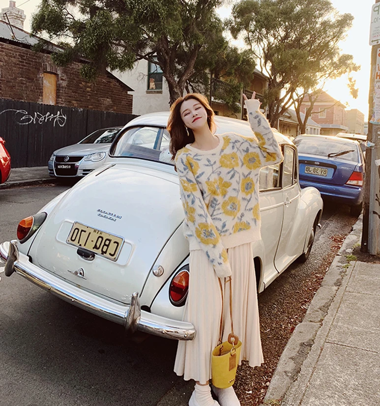 Two Piece Set Autumn Spring Women Elegant Sweater Pullover + Pleated Skirt Knit Suit Floral Knitted Sweater Maxi Dress Suit
Two Piece Set Autumn Spring Women Elegant Sweater Pullover + Pleated Skirt Knit Suit Floral Knitted Sweater Maxi Dress Suit
