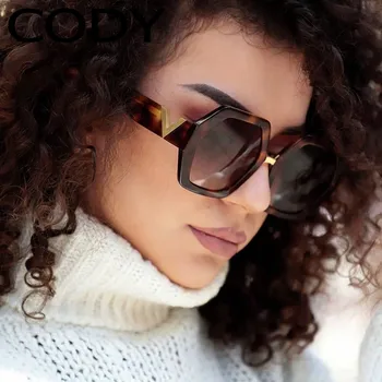 Q4053 Luxury Sunglasses Women Brand Design Gradient Gray Vintage Men Sun Glasses Lady Glasses UV400 Eyewear
Q4053 Luxury Sunglasses Women Brand Design Gradient Gray Vintage Men Sun Glasses Lady Glasses UV400 Eyewear