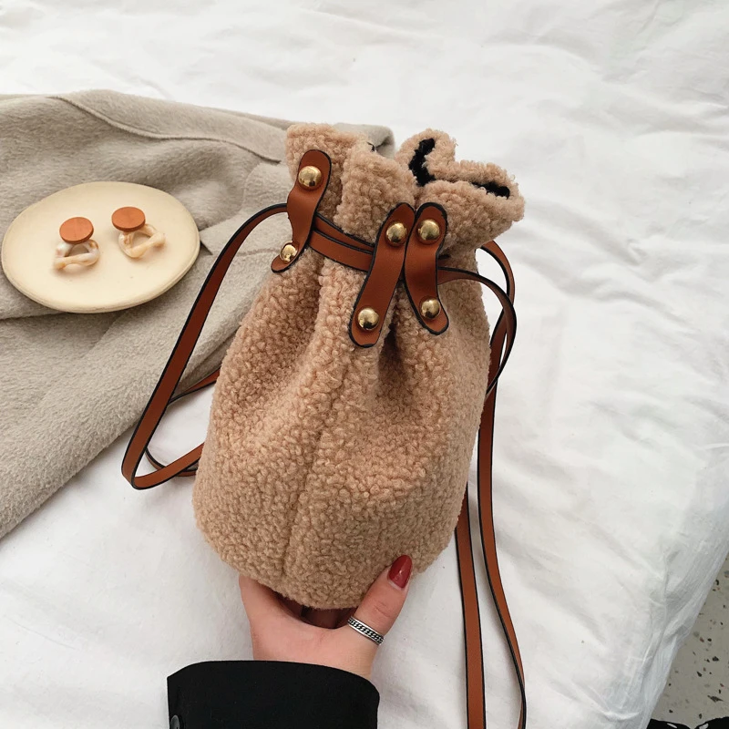 Luxurious Handbags Bags for Women 2019 Fluffy Shoulder Bag with Buckle Buckle Lambskin Bucket Bag Crossbody Bags for Women
Luxurious Handbags Bags for Women 2019 Fluffy Shoulder Bag with Buckle Buckle Lambskin Bucket Bag Crossbody Bags for Women