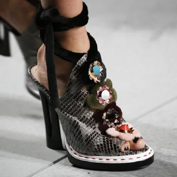 2019 summer new explosion models thick with flowers fish mouth sandals waterproof platform sandals and slippers 
2019 summer new explosion models thick with flowers fish mouth sandals waterproof platform sandals and slippers