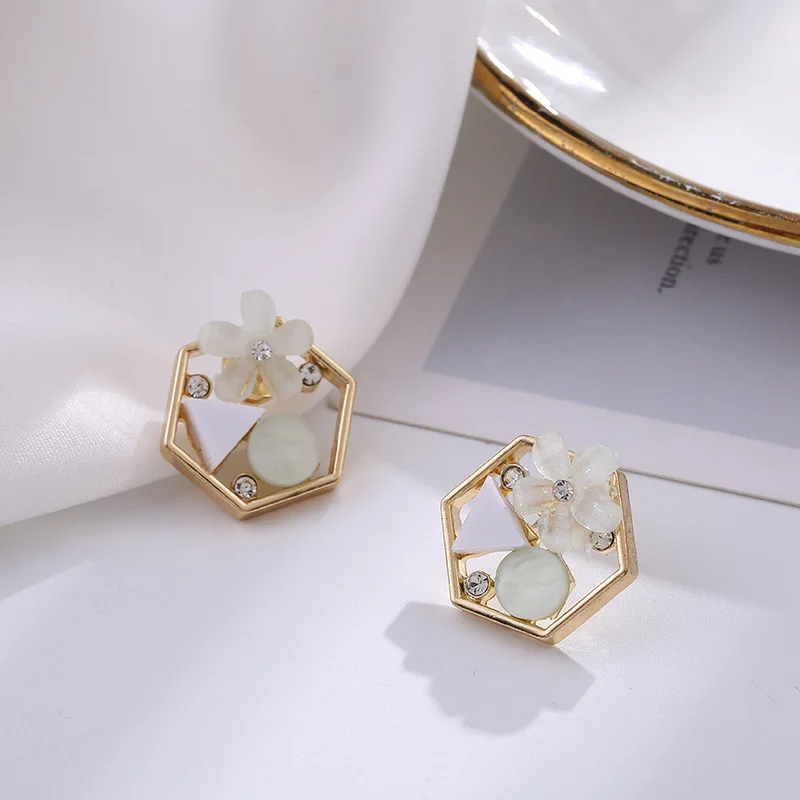 Hollow Out Rhinestone Hexagon Studs Earrings Handmade Bohemian Gold Color Acrylic Geometric Stud Earrings for Women Jewelry Gift
Hollow Out Rhinestone Hexagon Studs Earrings Handmade Bohemian Gold Color Acrylic Geometric Stud Earrings for Women Jewelry Gift