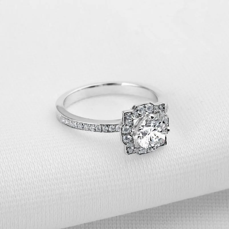 0.8 carat Fashion Flower shape 925 Sterling Silver SONA Diamond Engagement Ring (XJ)
0.8 carat Fashion Flower shape 925 Sterling Silver SONA Diamond Engagement Ring (XJ)
