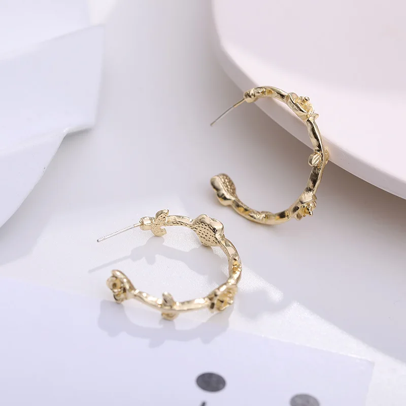 Simple Vintage Rose Flower Hoop Earrings For Women 2020 New Sweet Open Round Circle Earrings Wedding Party Jewelry Bijoux
Simple Vintage Rose Flower Hoop Earrings For Women 2020 New Sweet Open Round Circle Earrings Wedding Party Jewelry Bijoux