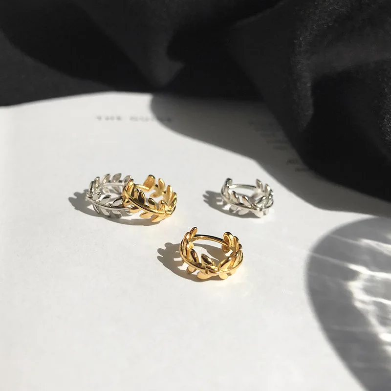 WTLTC Bohemia Metal Leaves Hoop Earrings for Women Simple Round Hoops Earrings 1cm Minimalist Small Earrings Femme Retro Jewelry
WTLTC Bohemia Metal Leaves Hoop Earrings for Women Simple Round Hoops Earrings 1cm Minimalist Small Earrings Femme Retro Jewelry