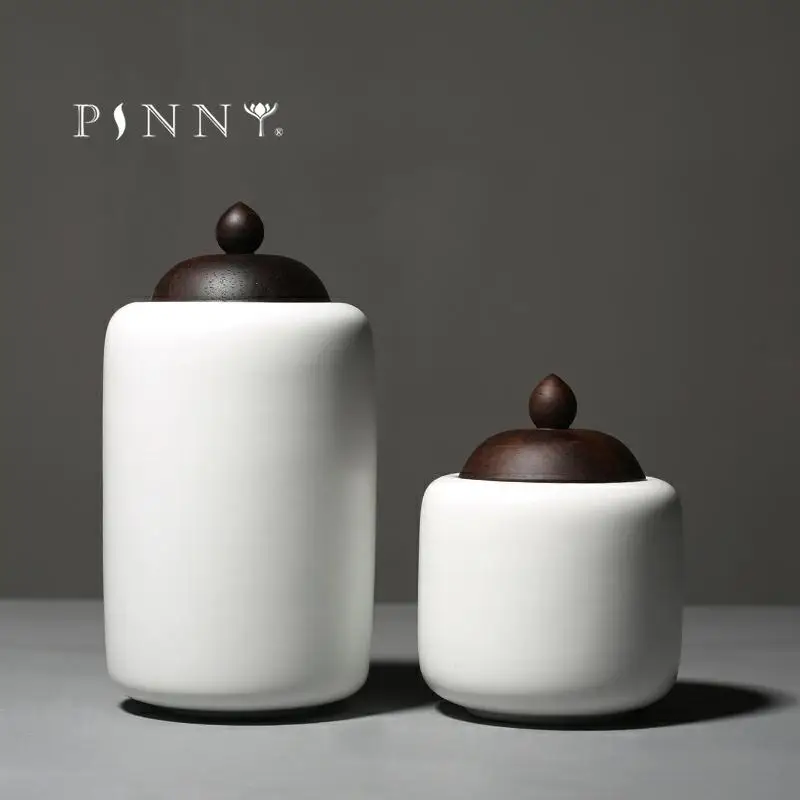 PINNY Matte White Porcelain Tea Jar Ebony Cover Pigmented Ceramic Tea Caddy Chinese Kung Fu Tea Accessories Storage Containers
PINNY Matte White Porcelain Tea Jar Ebony Cover Pigmented Ceramic Tea Caddy Chinese Kung Fu Tea Accessories Storage Containers