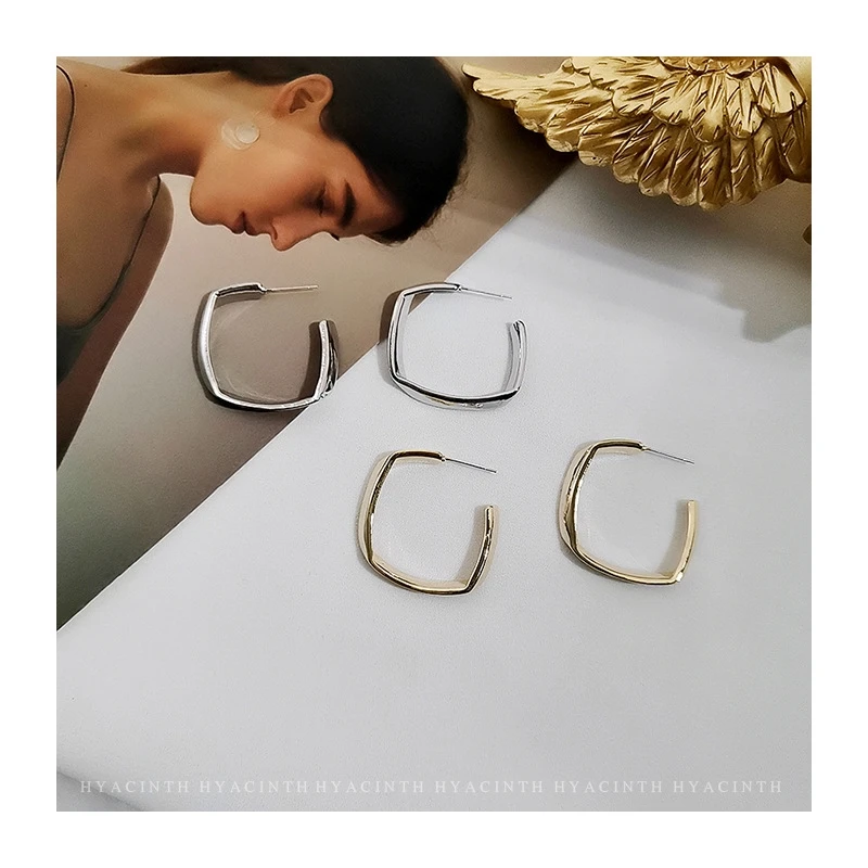 Minimalist Copper Metal Cold Style Hoop Earrings Korean Fashion Personality Wild C-shaped Earrings for Women Fashion Jewelry
Minimalist Copper Metal Cold Style Hoop Earrings Korean Fashion Personality Wild C-shaped Earrings for Women Fashion Jewelry
