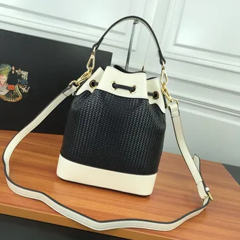Cowhide braid, there are two kinds of shoulder straps, handheld, oblique straddle, modeling fashion trend!
Cowhide braid, there are two kinds of shoulder straps, handheld, oblique straddle, modeling fashion trend!